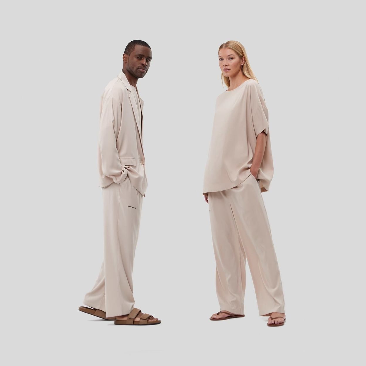 Купить Уникальный комплект Silk Touch, который состоит из пиджака oversize, футболки, штанов, шорт, маски для сна и платка.