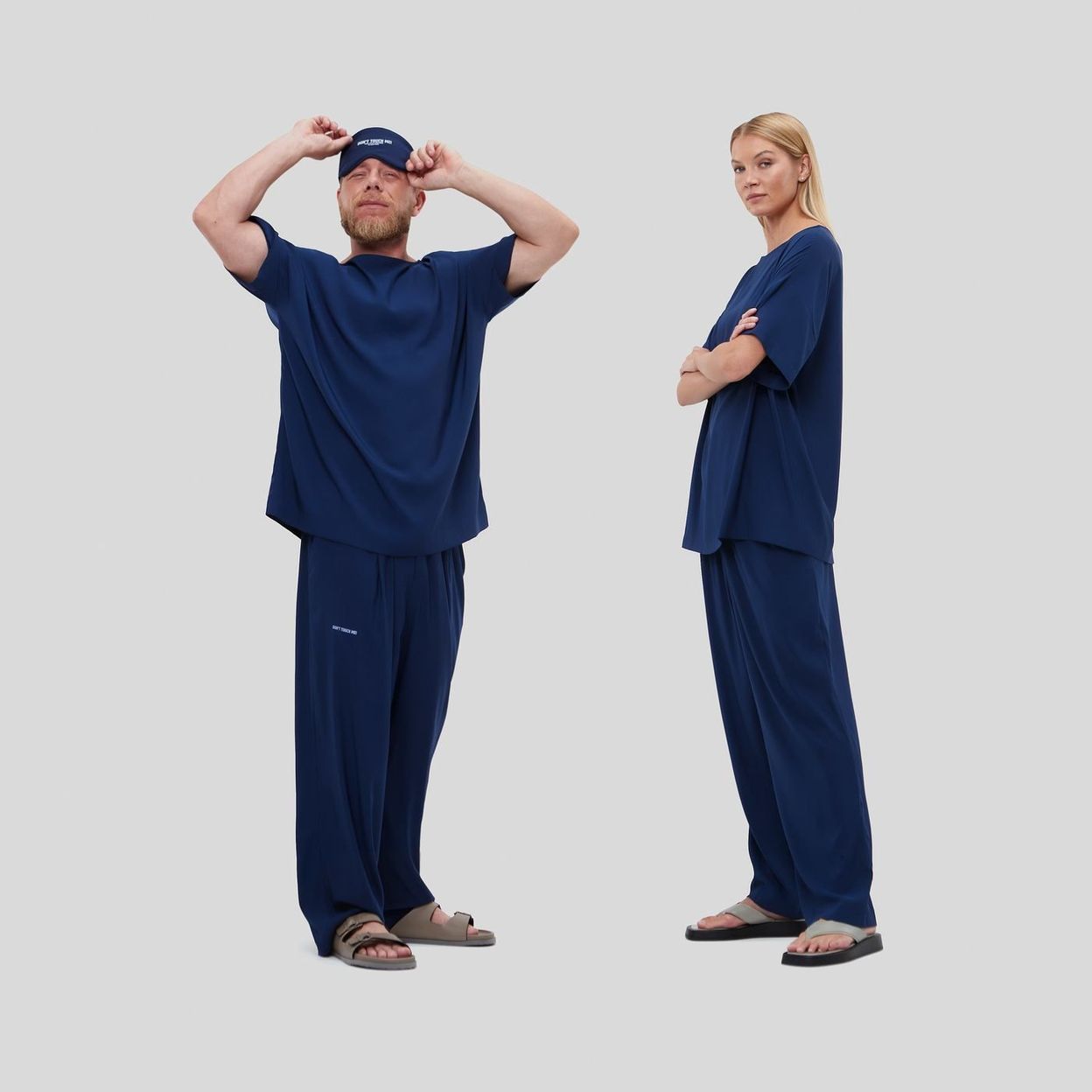 Купить Уникальный комплект Silk Touch, который состоит из пиджака oversize, футболки, штанов, шорт, маски для сна и платка.