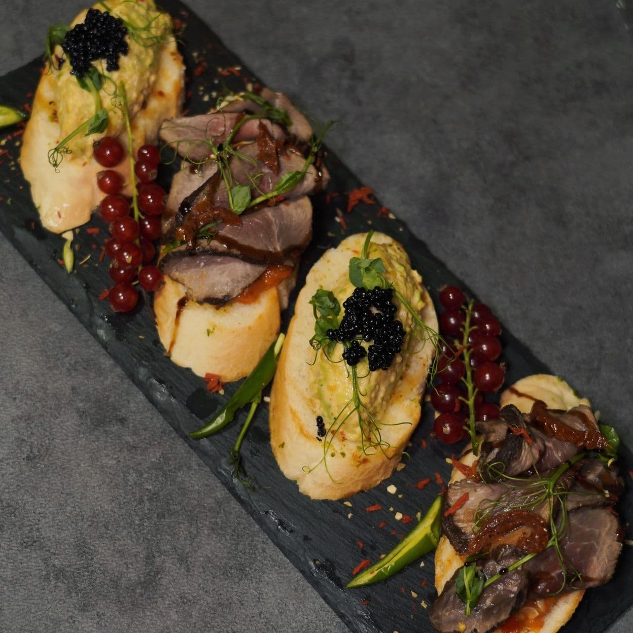 Купить Брускетта с ростбифом и эскаливадой