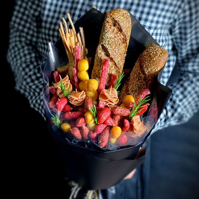 Колбасный букет с орешками