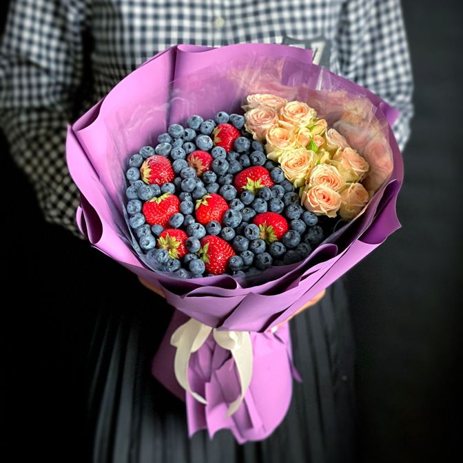 Букет из клубники, конфет и тюльпанов