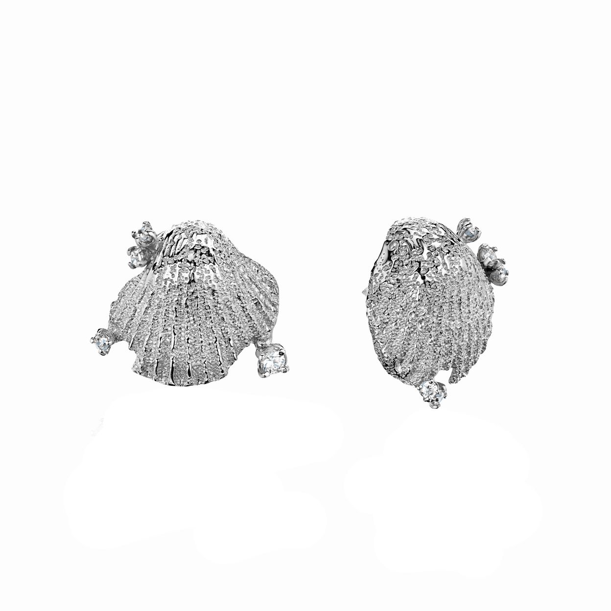 Купить MORE VNUTRI Серьги-пусеты асимметричные ракушки со вставками, платинирование