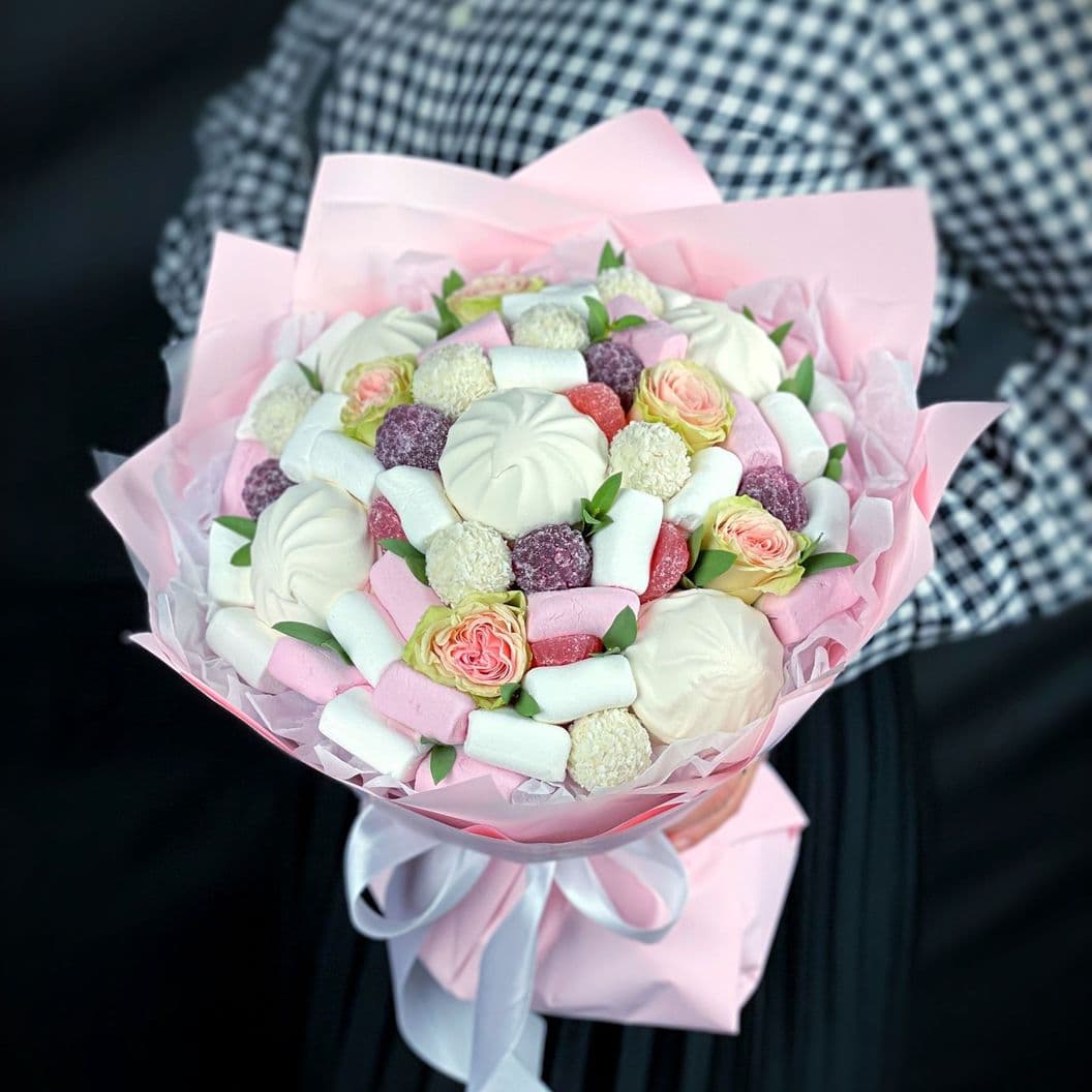 Купить Букет из сладостей с цветами арт. 80