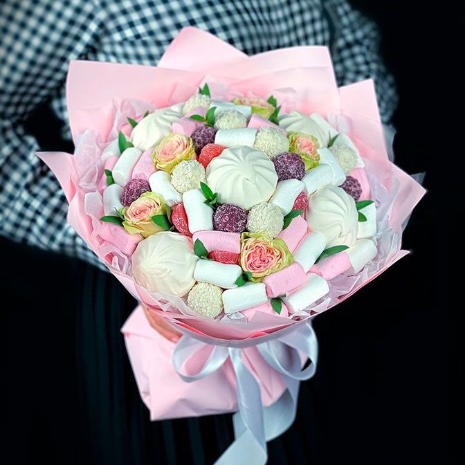 Букет из сладостей с цветами