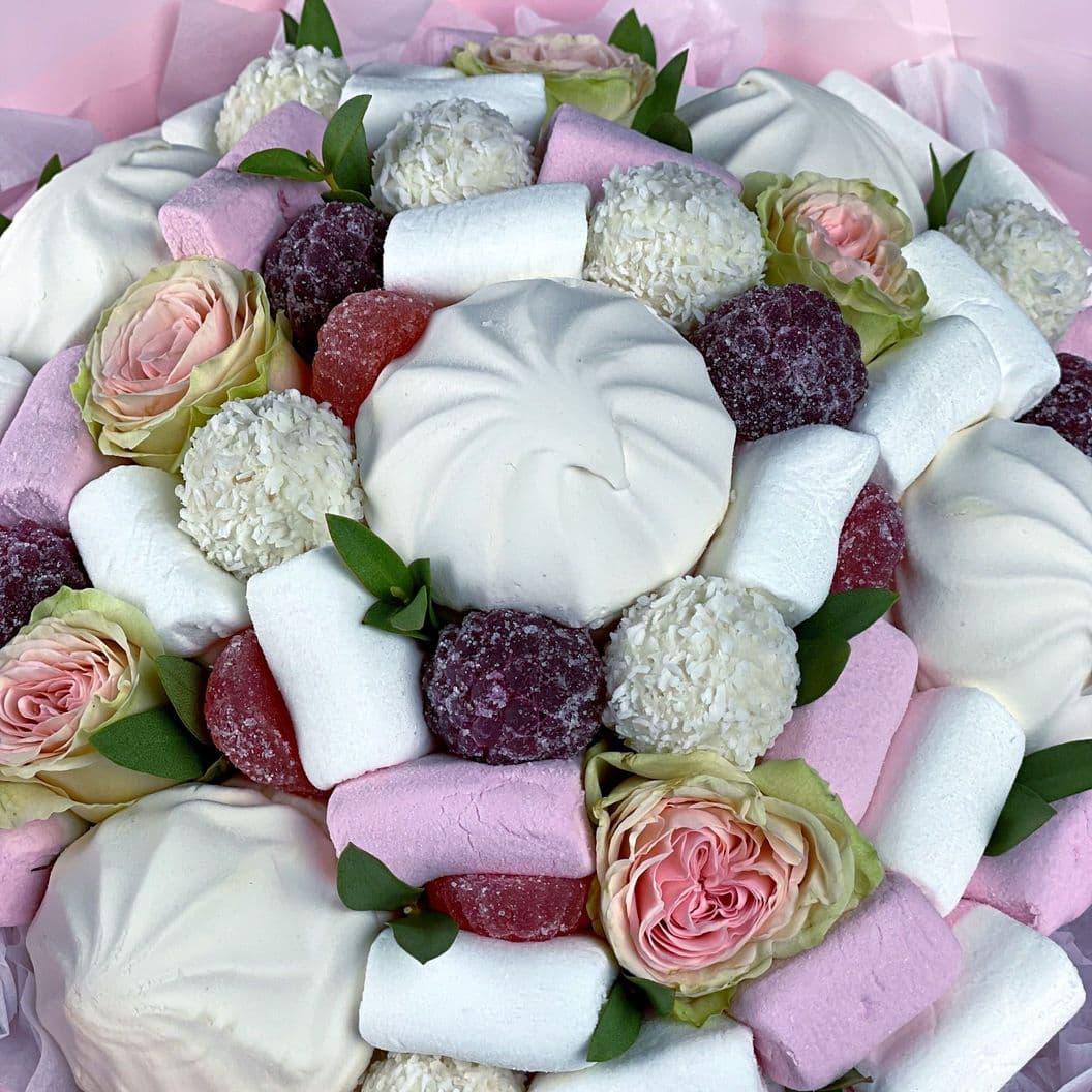 Купить Букет из сладостей с цветами арт. 80