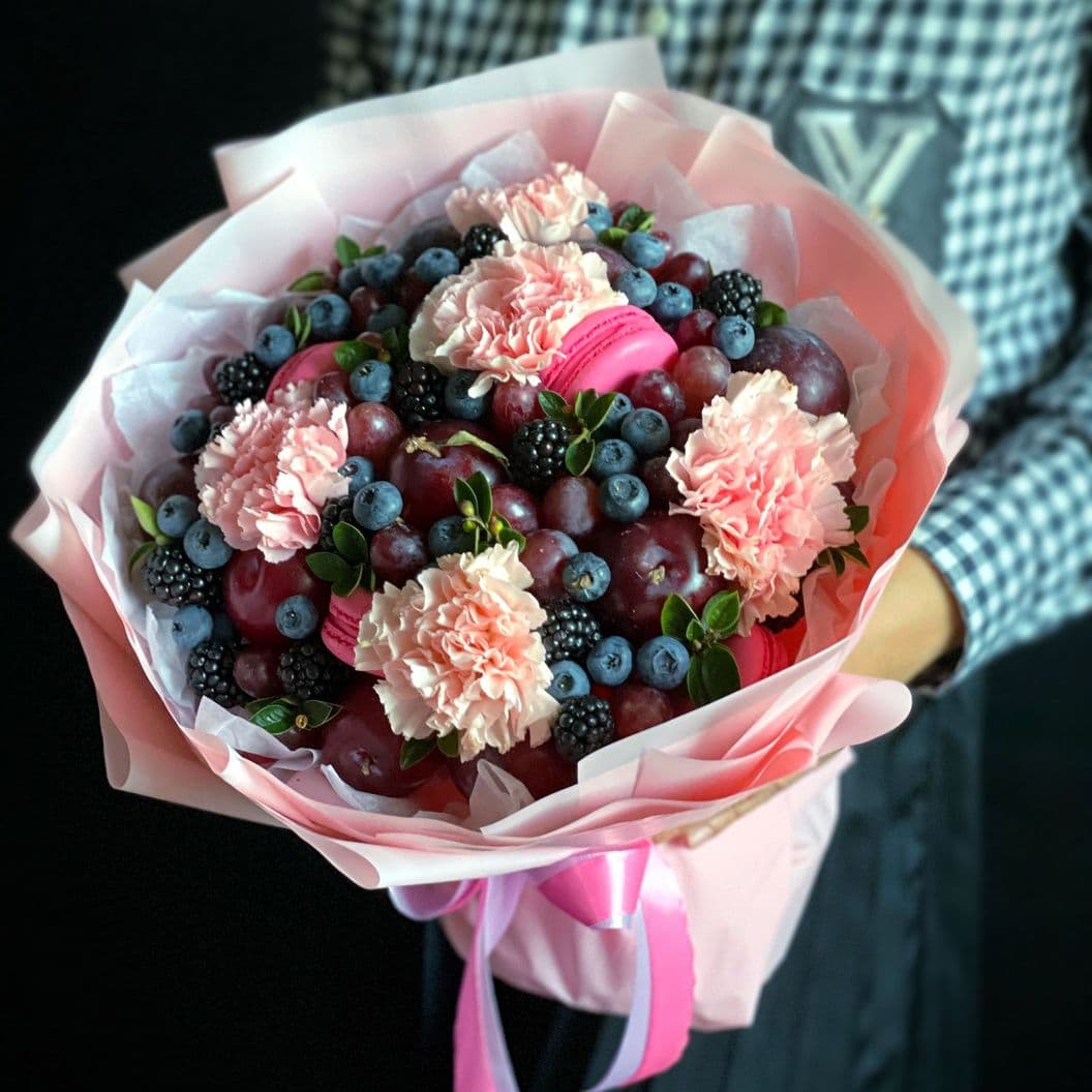 Купить Ягодный букет с цветами арт. 510