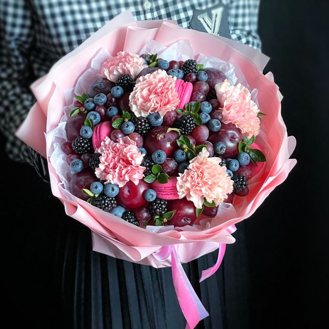 Букет из клубники, конфет и тюльпанов