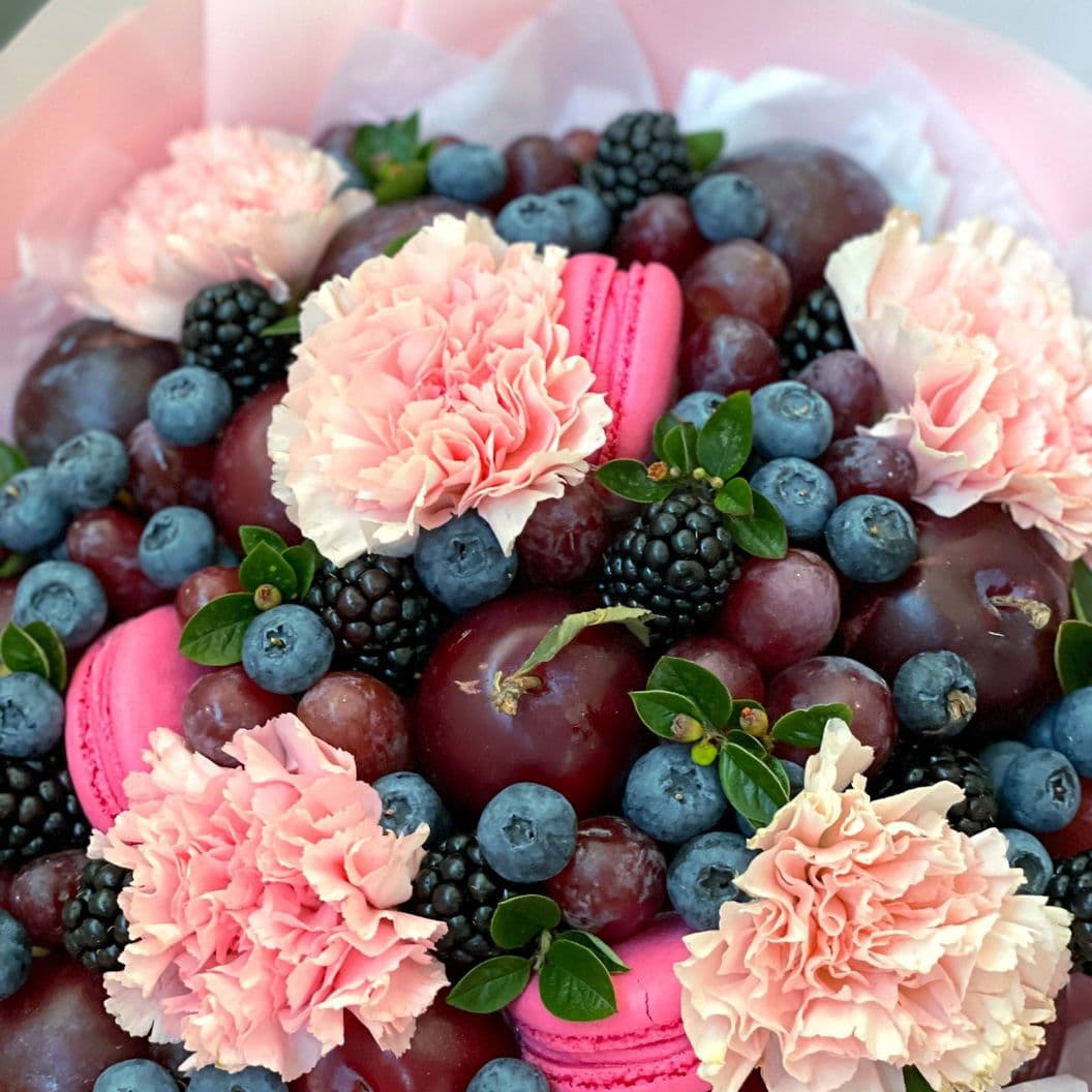 Купить Ягодный букет с цветами арт. 510