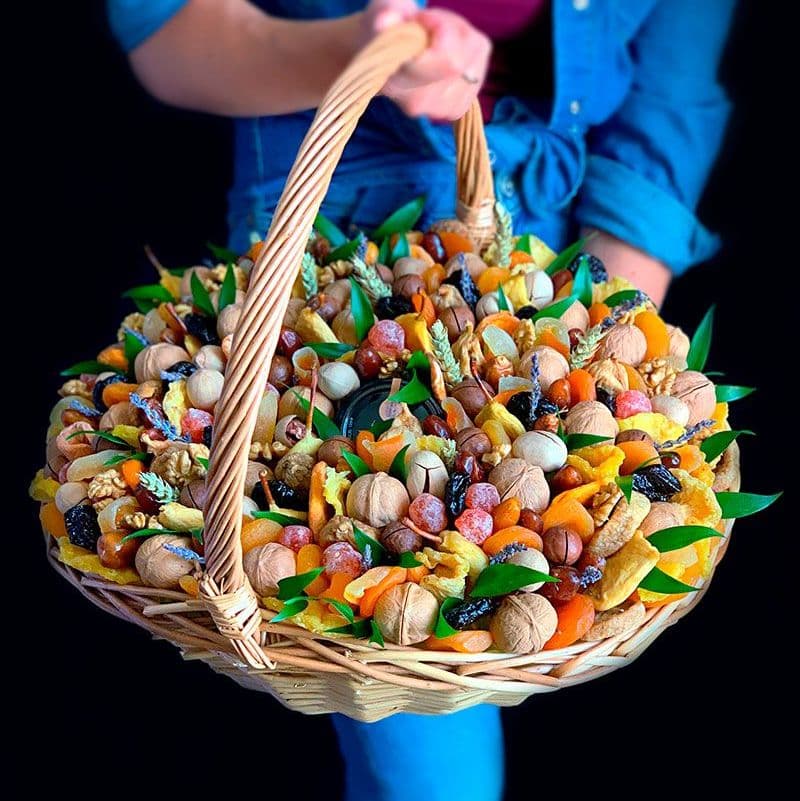 Купить Корзина из орехов и сухофруктов арт. 166