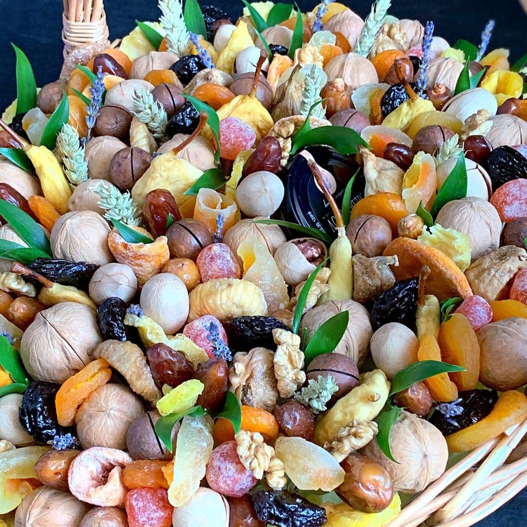 Купить Корзина из орехов и сухофруктов арт. 166