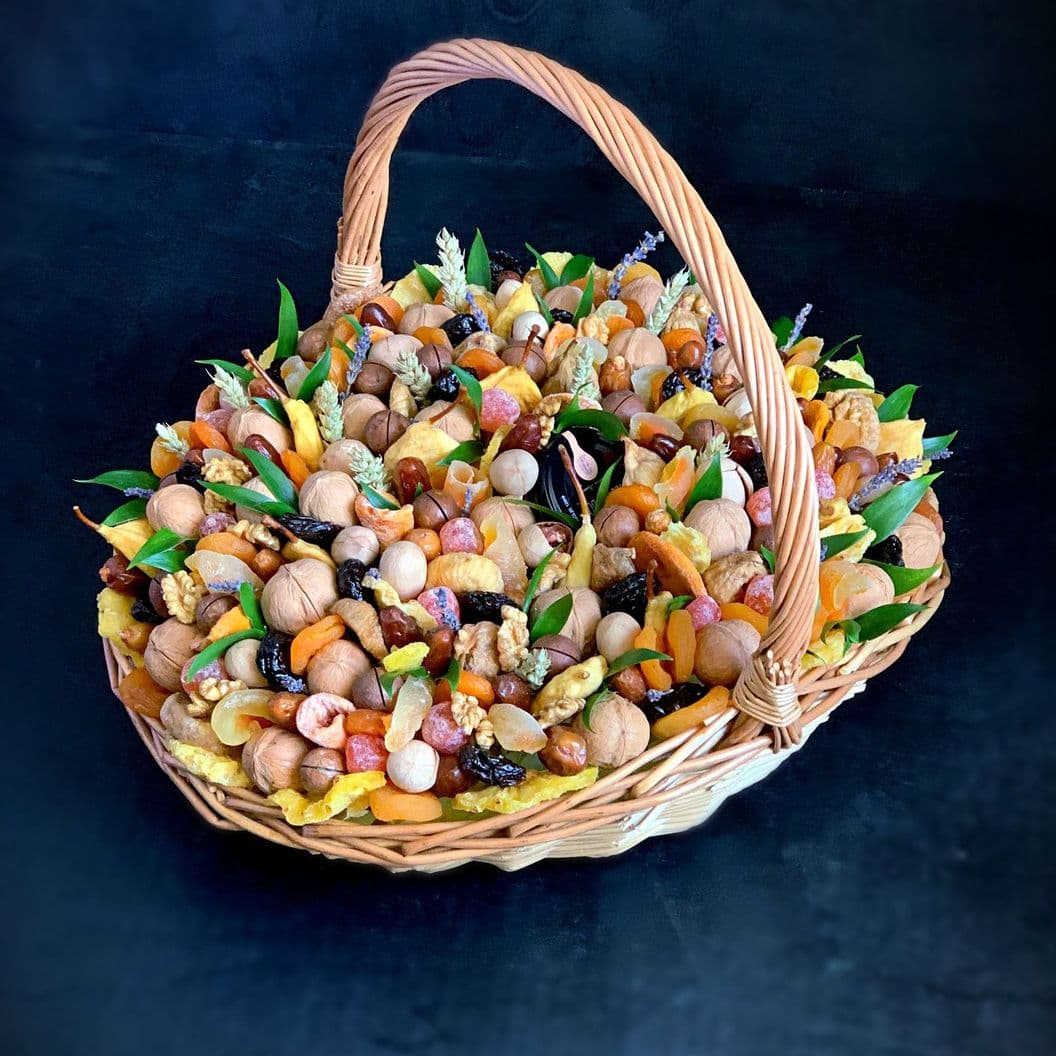 Купить Корзина из орехов и сухофруктов арт. 166
