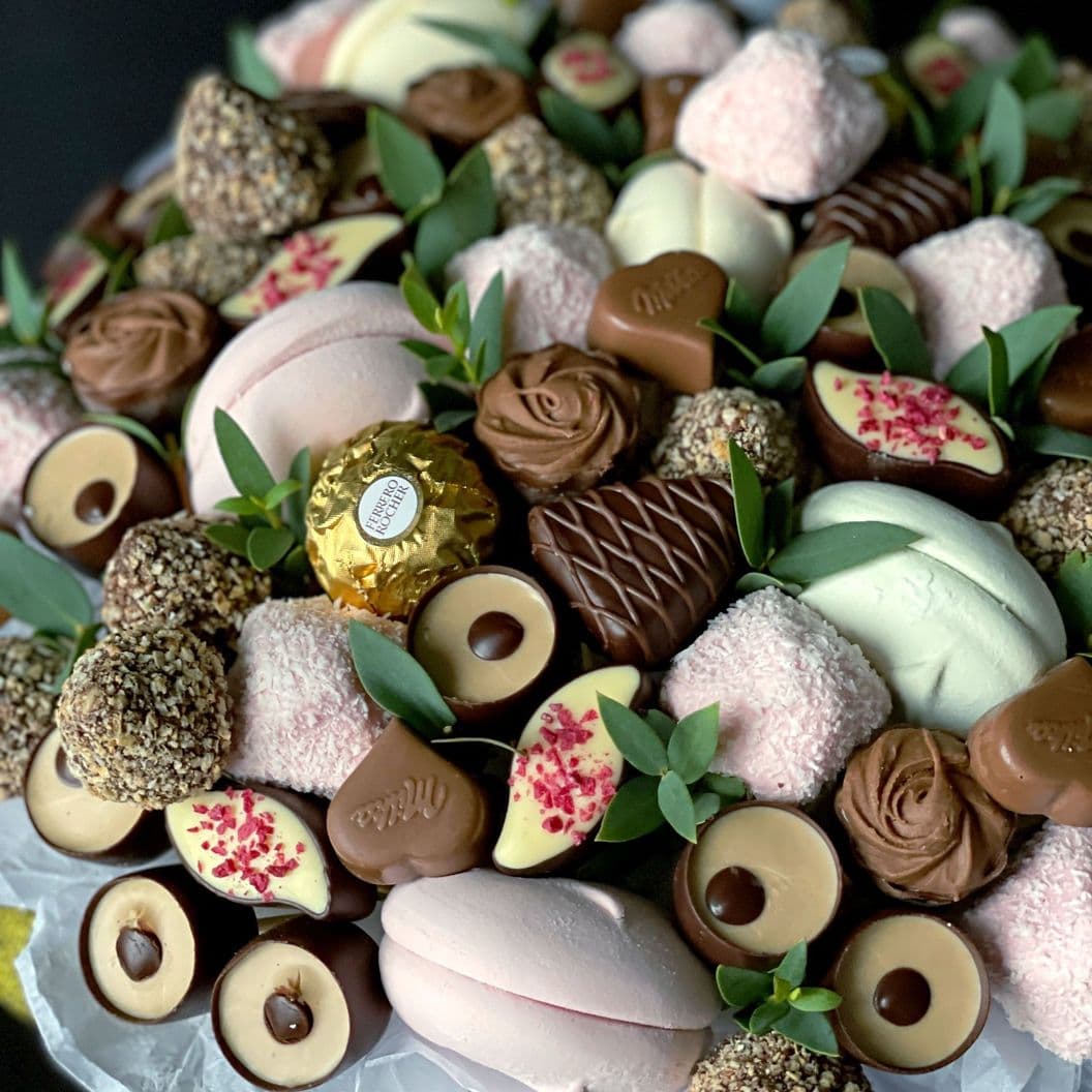 Купить Подарок из конфет в коробке арт. 447