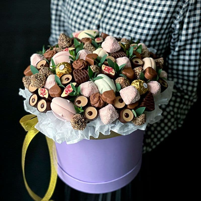 Купить Подарок из конфет в коробке арт. 447