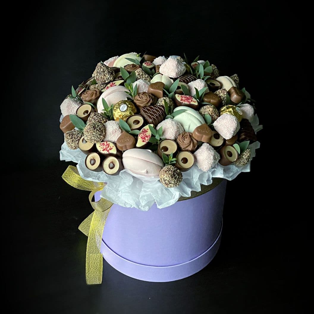 Купить Подарок из конфет в коробке арт. 447