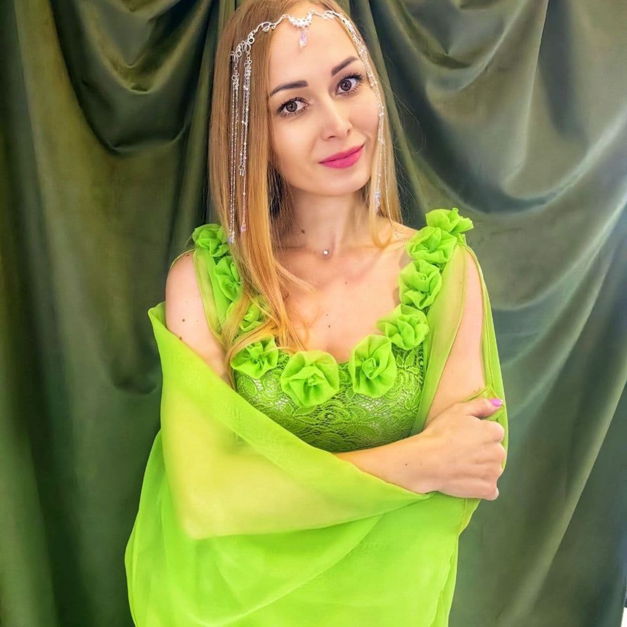 Купить Светло-зелёное платье со шлейфом