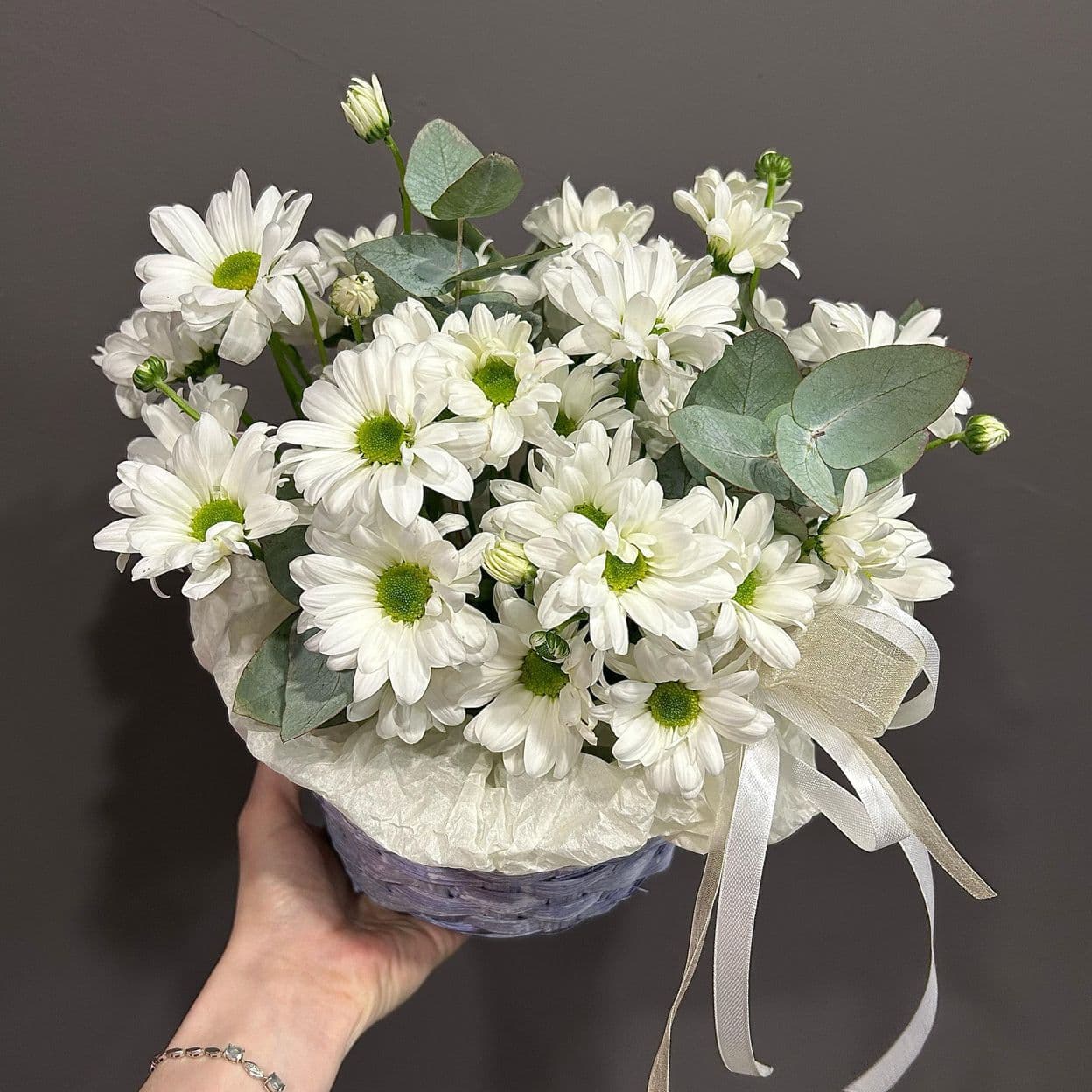 Купить Корзинка с кустовыми хризантемами (крупная ромашка)