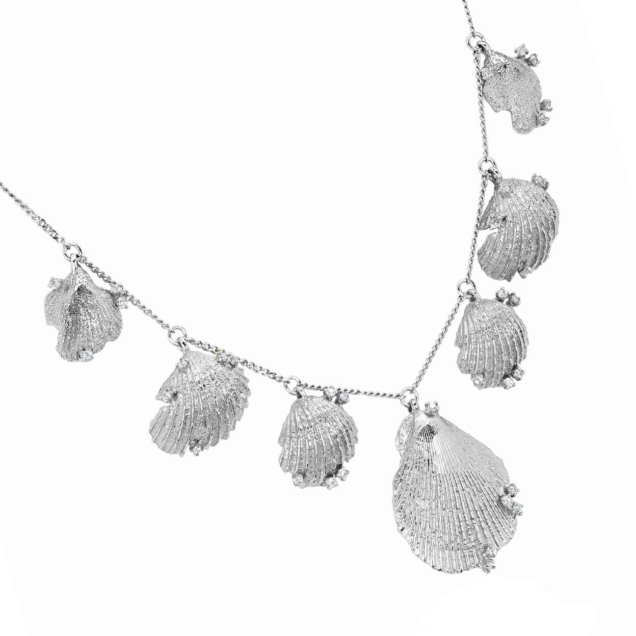 Купить MORE VNUTRI Колье с семью подвесами ракушек, платинирование