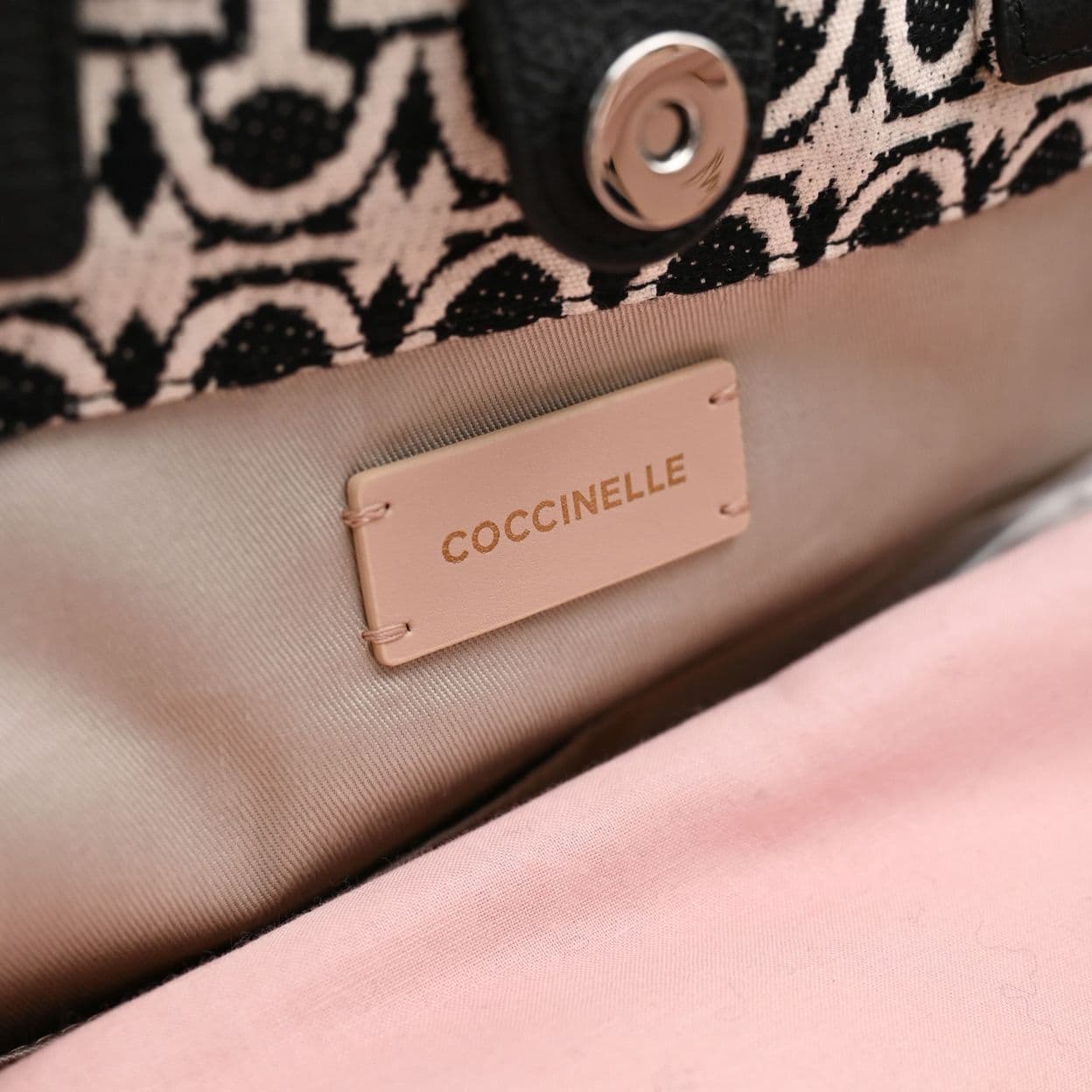 Купить Сумка женская из жакардовой ткани Coccinelle