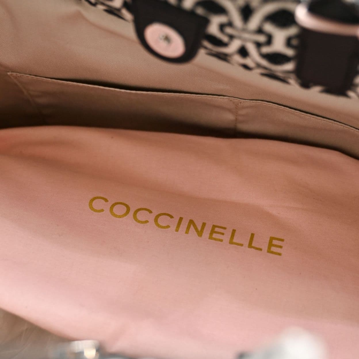 Купить Сумка женская из жакардовой ткани Coccinelle